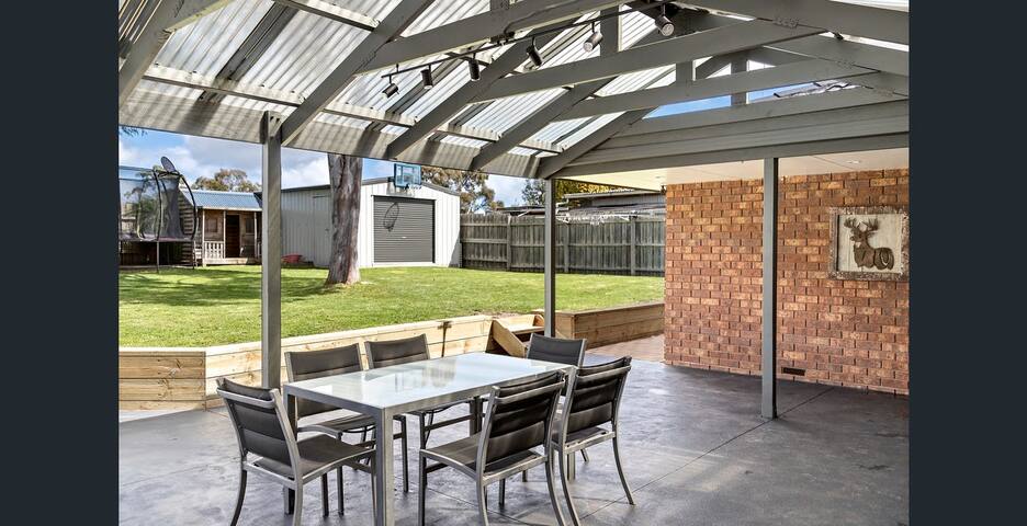 Luxurious 5 bedroom Villa that has it all! gallery image 4