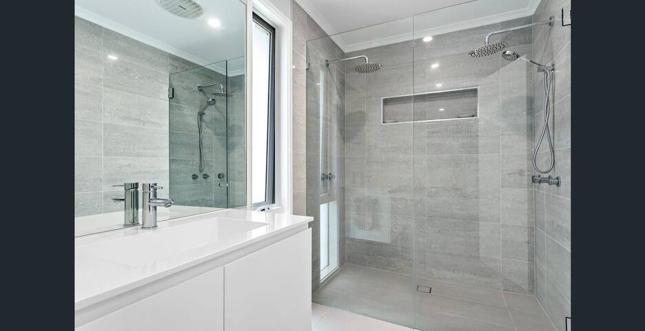 Luxurious 5 bedroom Villa that has it all! gallery image 3