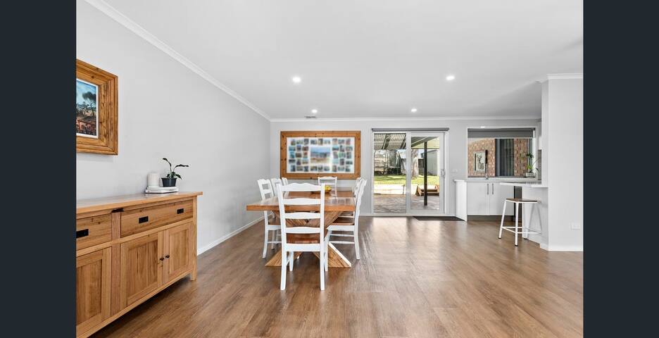 Luxurious 5 bedroom Villa that has it all! gallery image 2