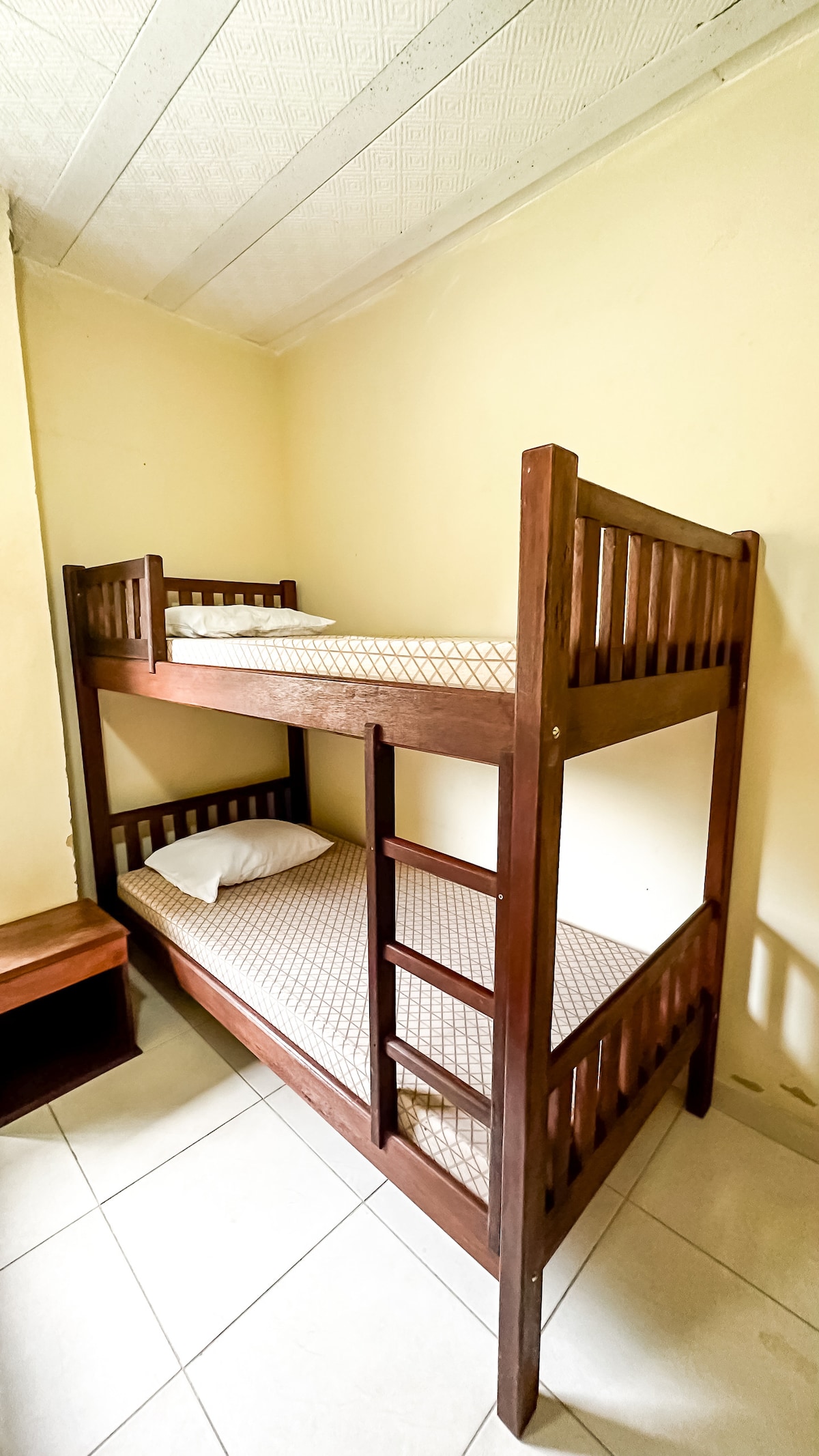 Საძინებელი 2 ორსართულიანი საწოლი.