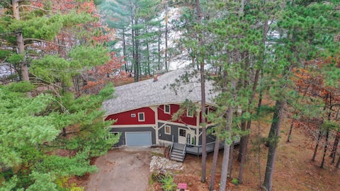 Lk Lodge w Pool Table & Water Toys - Close to Town