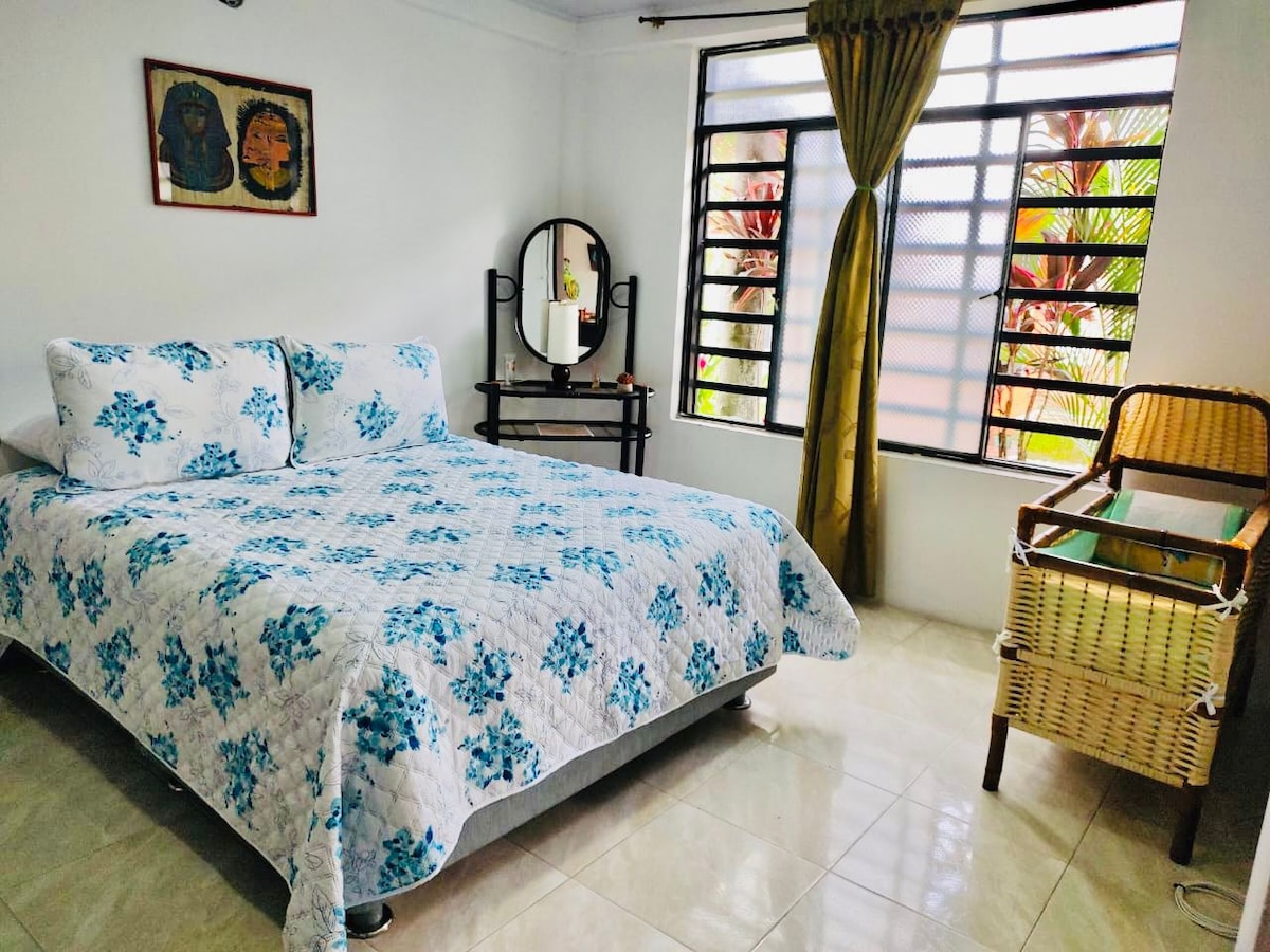 Nyumba ina vyumba vya starehe, kila chumba kina feni , mashuka mazuri na mito ya kulala yenye starehe.