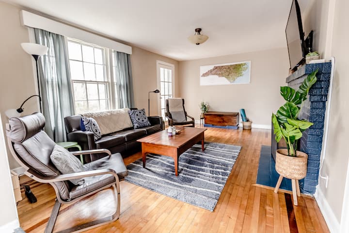 Hendersonville Hideaway - Cozy 1940s Cottage - Hendersonville, NC