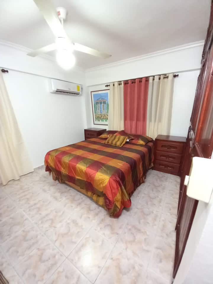 Habitación 2 con juego de cuarto tamaño queen, aire acondicionado, abanico  y smart tv.