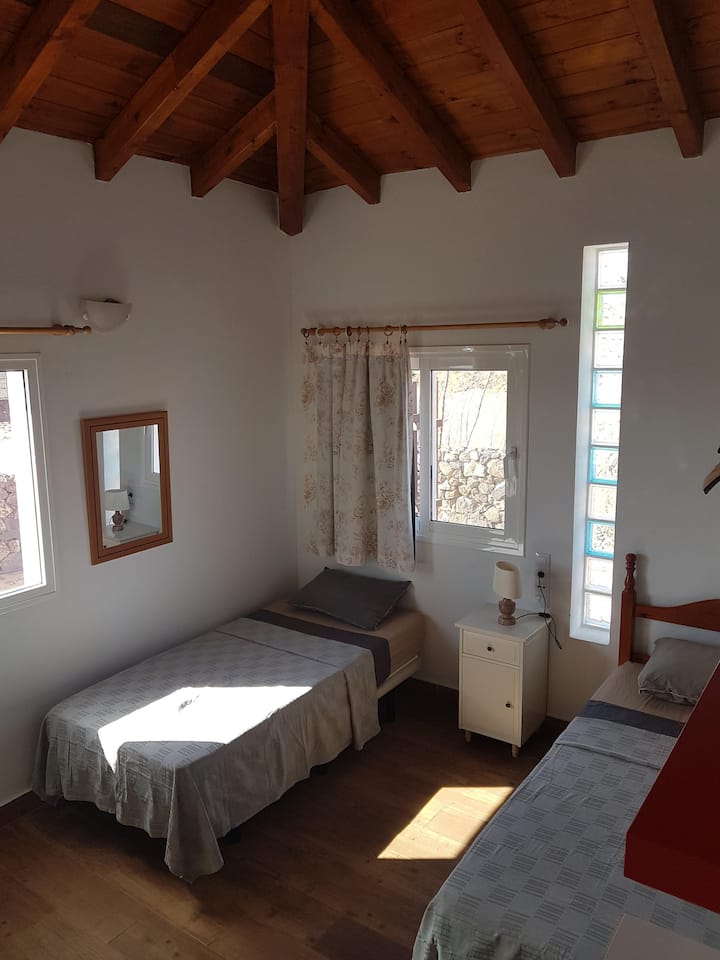 Kleines Schlafzimmer/chumba kidogo cha kulala/dormitorio pequeño