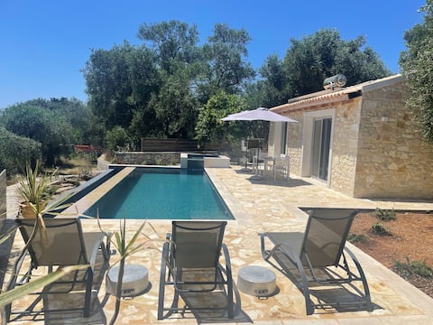 Aiora one Bedroom Private house with Pool