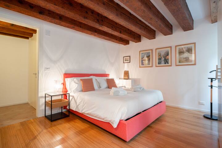 The Painter’s House – Canal View- Rialto gallery image 2