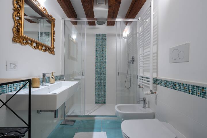 The Painter’s House – Canal View- Rialto gallery image 5