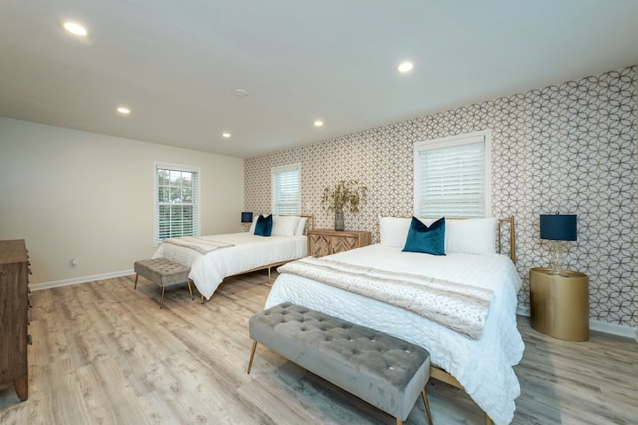 Double Queen En Suite - Queen Beds with 12" Memory foam mattress