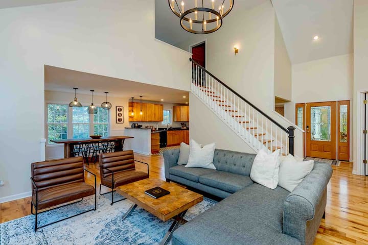 The Eclaire | 4500 sqft 3-Story Home | 16 Guests