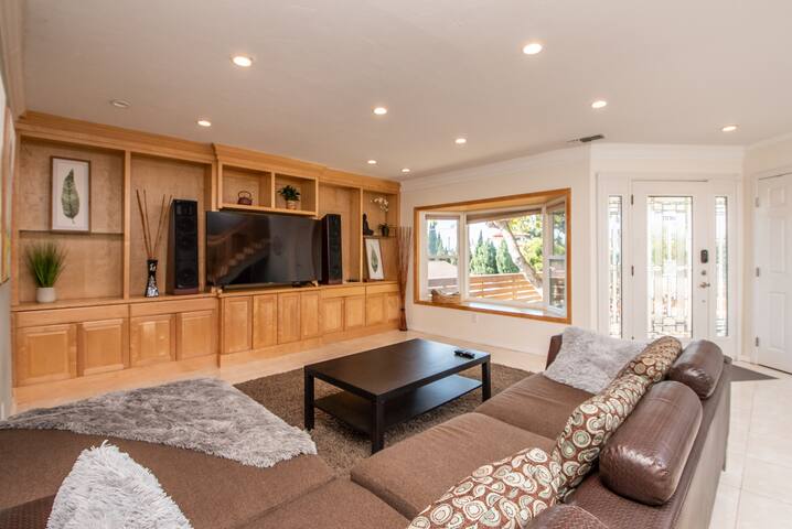 Mission Bay Gem 14 Person Home near the Bay. gallery image 2