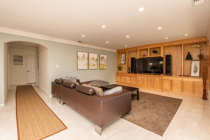 Mission Bay Gem 14 Person Home near the Bay. gallery image 4