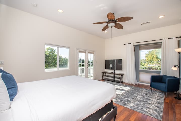 Dhoma e gjumit # 2-Queen Krevat me TV-Ka ngrohje të hapësirës në dhomat e gjumit.
Ndodhet ne katin e 2-te.