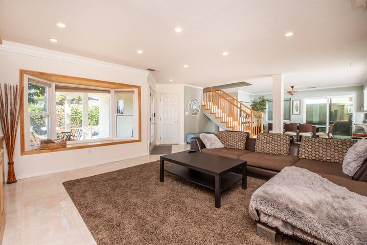 Mission Bay Gem 14 Person Home near the Bay. gallery image 3