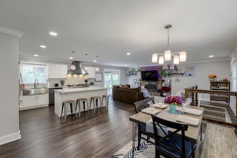KC Stadium-Chef kitchen -King bed -4 TVs- fire pit