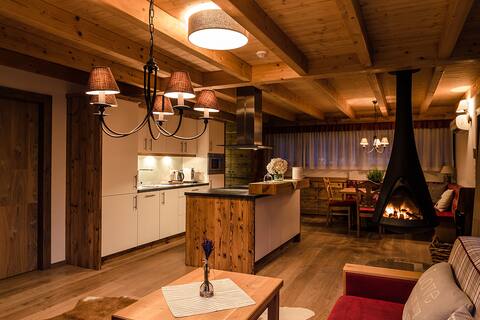 Luxury cottage with fireplace and whirlpool