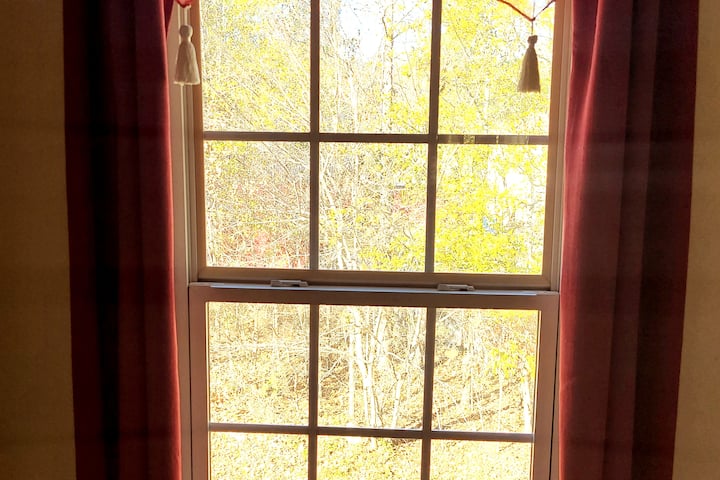 חדר 3 חולק חדר רחצה עם חדר 4.  צריך לצאת מהחדר כדי ללכת לחדר הרחצה 3. הנוף היפה מהחלון הופך את הבוקר לשקט ומהמם.