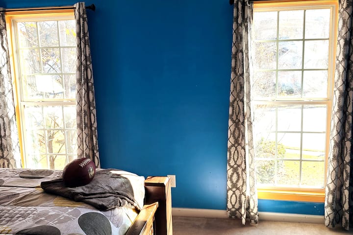 חדר 4 עם 2 חלונות הפונים לחזית הבית. מאוד נוח ומרווח.