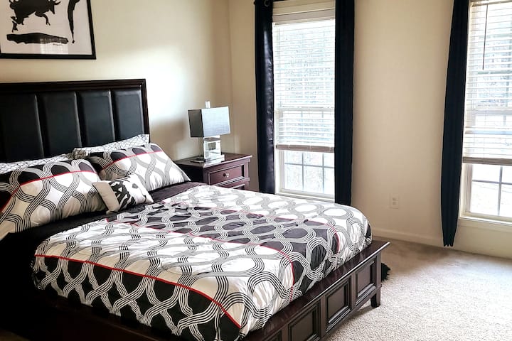 בחדר 2 יש חדר רחצה פרטי וארון הליכה.  הנוף הקדמי היפהפה של רחוב ללא מוצא הופך את החדר הזה למדהים.