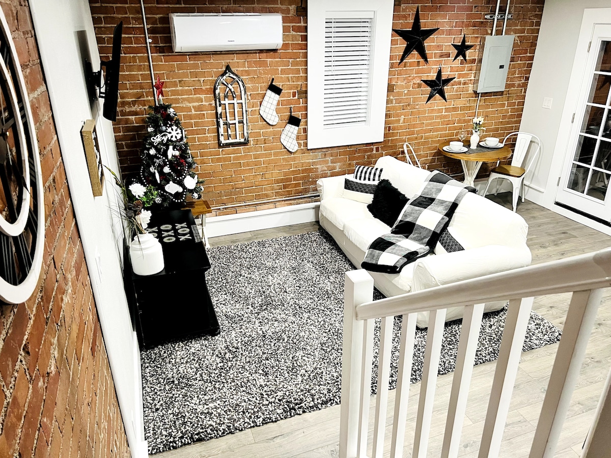 Top Airbnb: Bright and cozy loft cottage guest house. in Pueblo