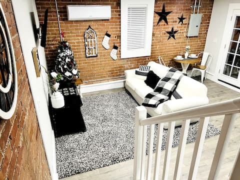 Top Airbnb: Bright and cozy loft cottage guest house. in Pueblo