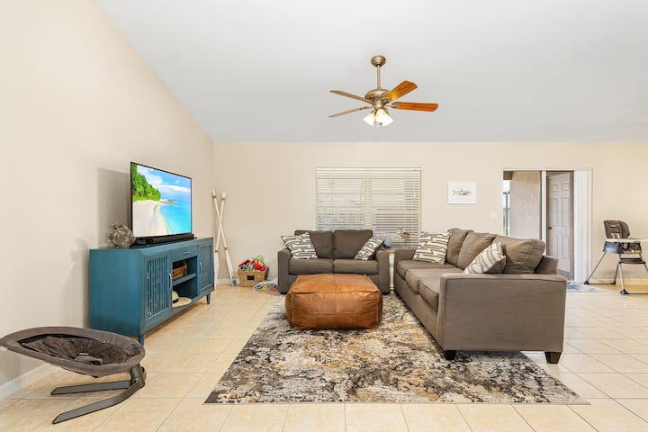 Spacious, Clean, Free Heated Pool, Infant Friendly - Cape Coral, FL