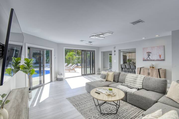 2 Big Homes On 1 Big Lot.Walk to beaches&hotspots! gallery image 3