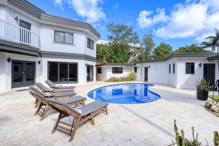 2 Big Homes On 1 Big Lot.Walk to beaches&hotspots! gallery image 2