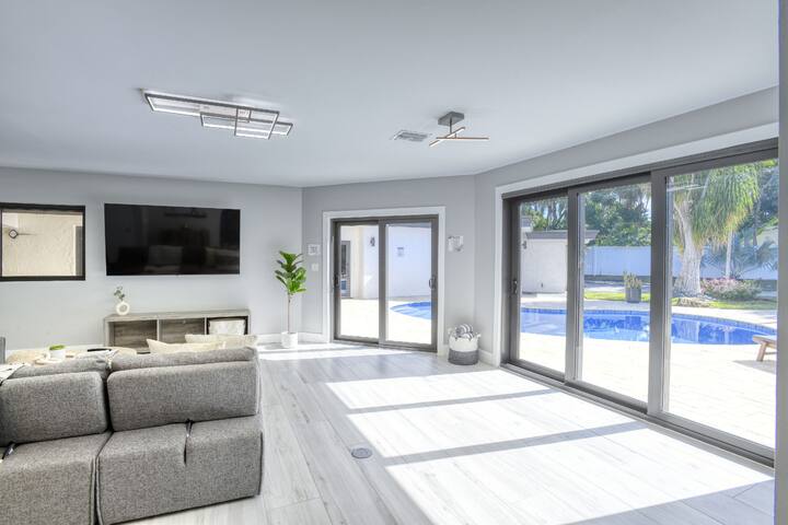 2 Big Homes On 1 Big Lot.Walk to beaches&hotspots! gallery image 4