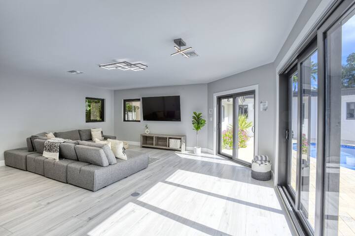 2 Big Homes On 1 Big Lot.Walk to beaches&hotspots! gallery image 5