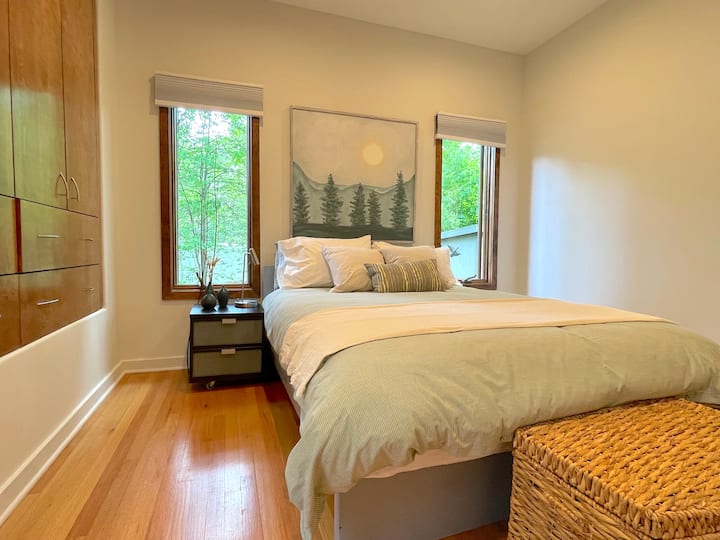 Segundo dormitorio con cama tamaño queen.