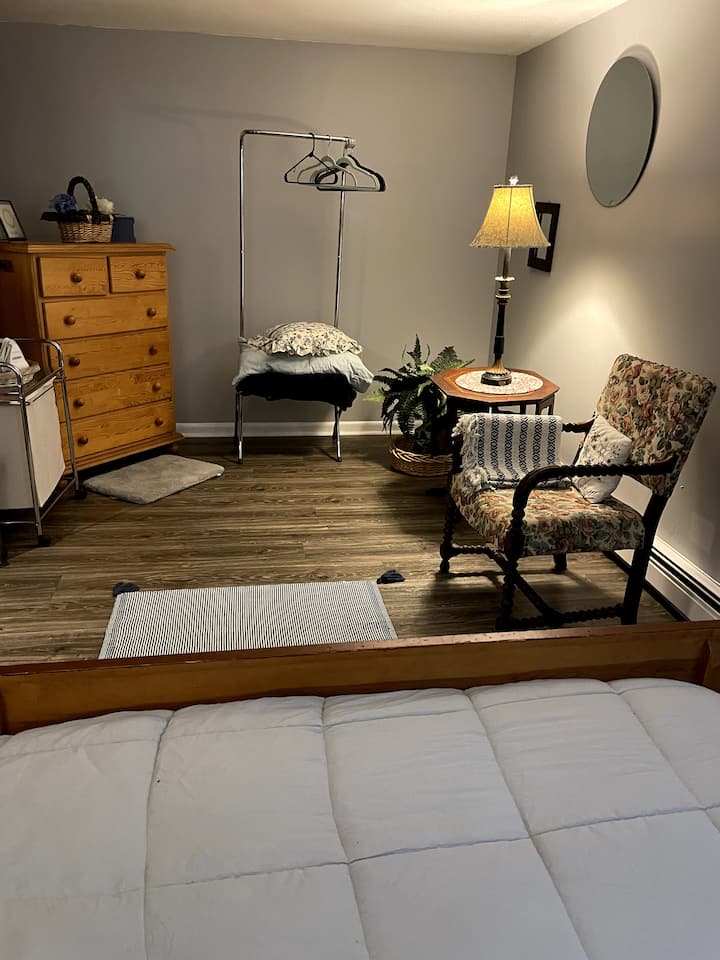 Pamje nga krevati duke parë pjesën tjetër të dhomës së gjumit.