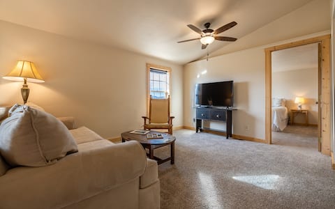 Top performing Airbnb: Sage Creek Guest House - 4 bdrm with great views in Cody