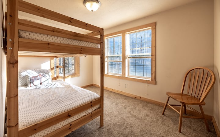 Chumba cha kulala na vitanda vya ghorofa.