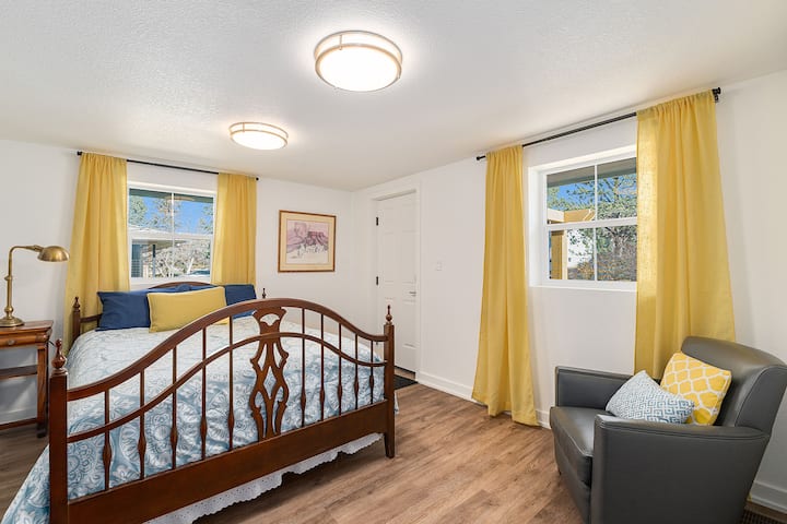 Druga spavaća soba ima bračni krevet, lijep ormar i odličan povjetarac (naravno, imamo klima-uređaj i grijanje, ali svjež zrak je uvijek lijep  : )) .