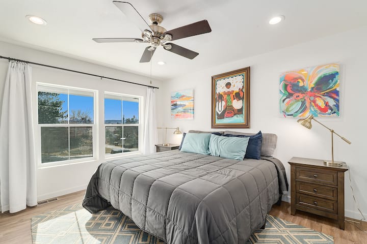 Glavna spavaća soba ima sav novi namještaj.