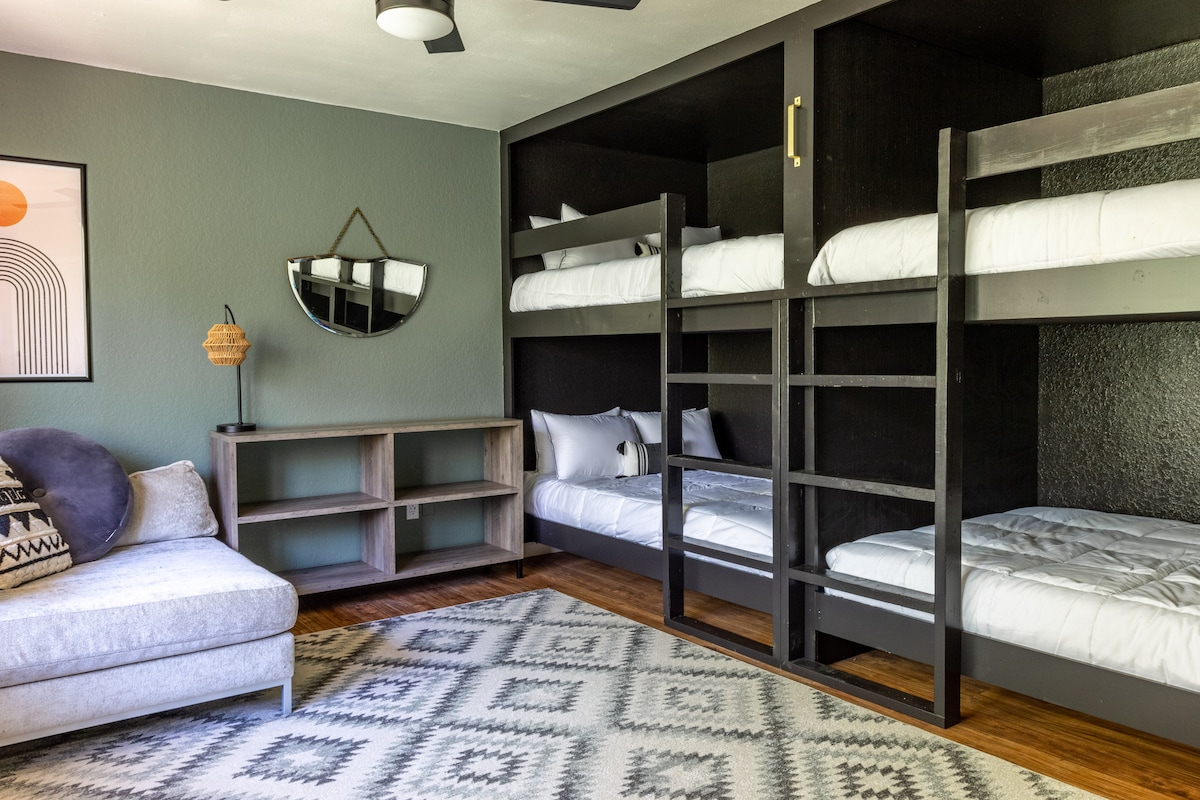 Собата на спрат со 4 кралици вградена во ѕидот. Одлично за големи групи и/или деца! Полицата може да се користи и за складирање на куфери.