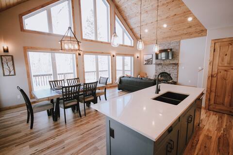 Cozy NEW 3 Bedroom Cabin at ELKHORN'S RESIDENCE