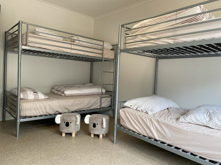 שתי מיטות יחיד, מקסימום 80 ק"ג על המיטות העליונות.