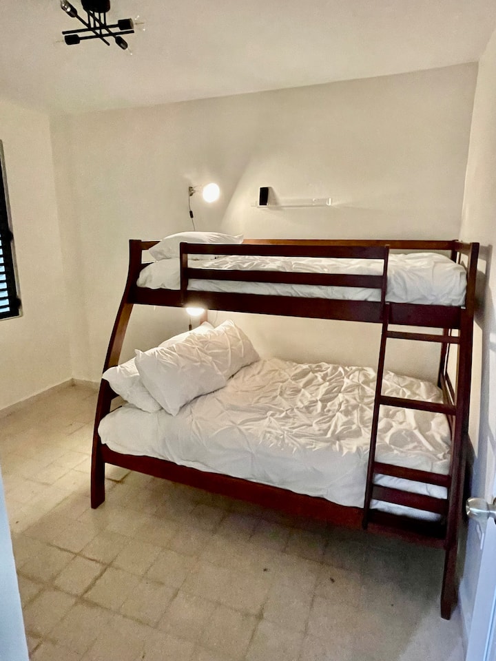 房间3 ：双层床。底部是全尺寸床，顶部是单人床 