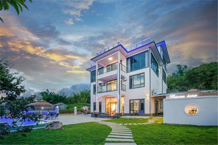 Ganze große Hausvilla. Zimmer 10 19 Betten. Geeignet für 30 Personen