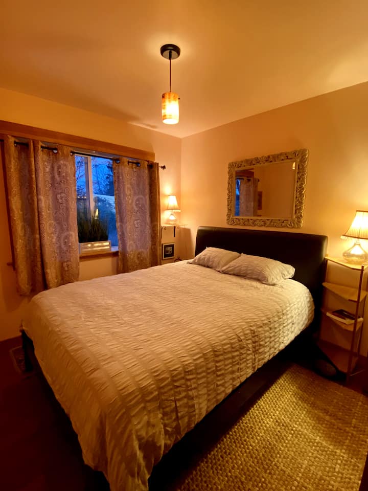 Master Bedroom (queen bed)