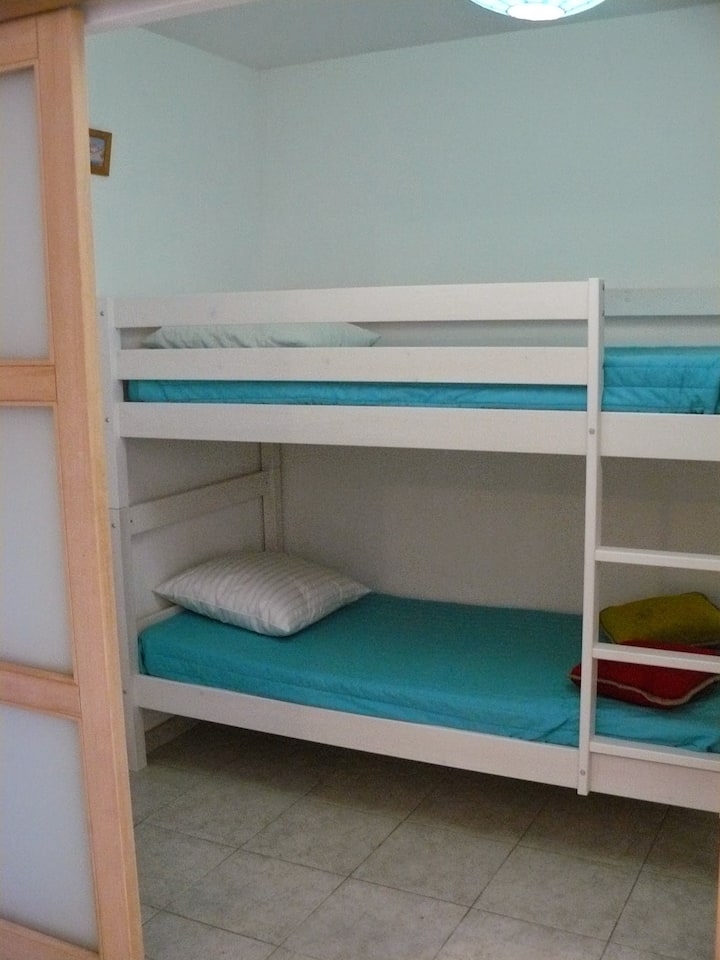 Dormitorio de la cabaña de abajo junto a la sala de estar