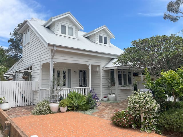 Luxury beach cottage walking distance to the beach