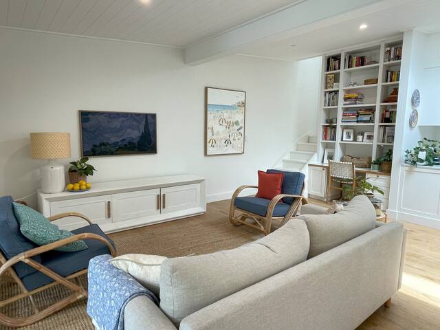 Luxury beach cottage walking distance to the beach gallery image 2