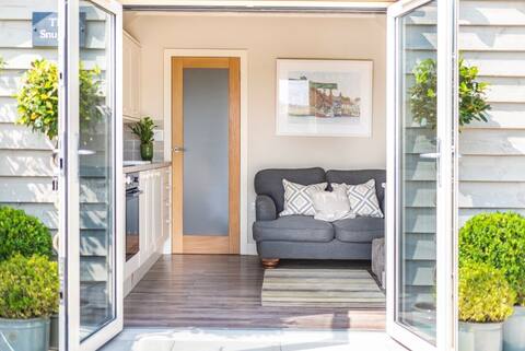Top Airbnb: Panoramic views Peaceful ‘bolt hole’ king size bed in Docking