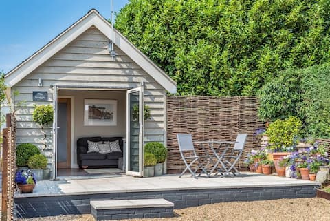 Peaceful, secluded  "bolt hole" for two +day deals