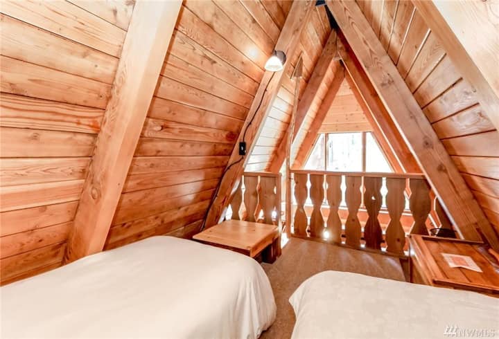 เด็กๆชอบตั้งแคมป์ชั้นบนในพื้นที่ห้องใต้หลังคาของตัวเอง