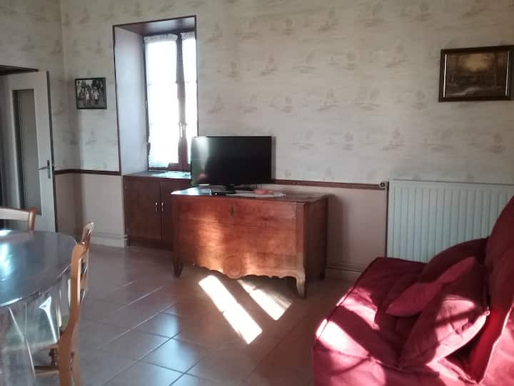 Chumba cha kulia kilicho na sofa inayoweza kubadilishwa 