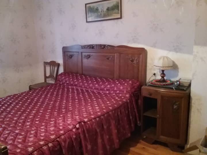 Chumba kikubwa cha kulala chenye kitanda mara mbili 